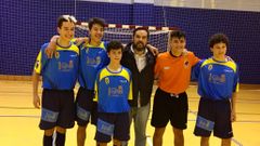 Hugo Nava, en una imagen de archivo, con los jugadores de la selecci�n juvenil de Asturias