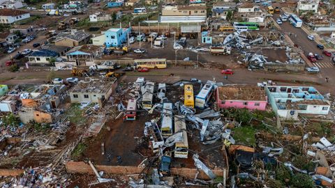 Fotografía aérea que muestra este sábado la destrucción causada por un tornado en Rio Bonito do Iguaçu (Brasil). Las autoridades del sureño estado brasileño de Paraná declararon el estado de calamidad pública en los municipios castigados el viernes por un tornado sin precedentes que dejó al menos seis muertos y 750 heridos, así como una ciudad en un 90 % en ruinas