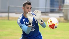 El portero Lucas D�az, durante un entrenamiento con el Racing de Ferrol