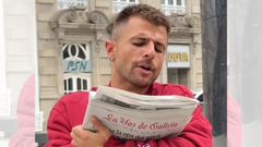 Iban Garca sostiene un ejemplar de La Voz de Galicia.