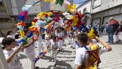 Mini Danza de Arcos infantil, ayer por la maana en Camarias