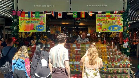 Puesto de frutas en el mercado de Bolh&atilde;o, en Oporto.