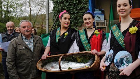 El pescador Juan Antonio Gonz�lez (i) posa con el primer salm�n que se captura en la temporada de pesca de esta especie en los rios asturianos, el tradicional campanu