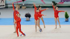 Participantes en una�competici�n de gimnasia r�tmica en el Pazo Paco Paz