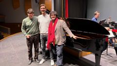 En la imagen, los tres finalistas del concurso de piano