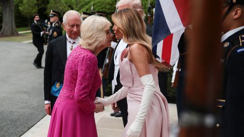 La reina Camila saluda a Melania Trump