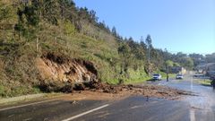 La rotura de la tra�da provoc� ayer este desprendimiento de tierra sobre la N-640, tras pasar Porto en direcci�n a Abres
