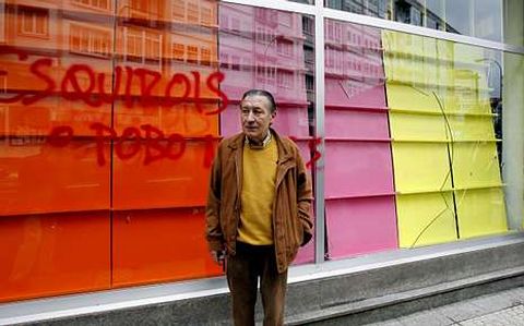 El propietario de Follas Novas, junto al escaparate roto.