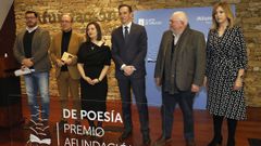 Foto de familia de la entrega del premio a Ledicia Costas (tercera por la izquierda).