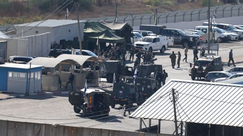 Exterior de la cárcel militar de Ofer antes de la liberación de los presos palestinos