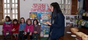 Marta Mui�a ofreci� una sesi�n de cuentacuentos en Ribadeo.