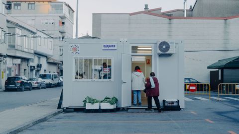 Contenedor con un puesto de fruta en el exterior de la plaza de abastos de Xinzo, localizaci�n provisional mientras se realizan las obras.