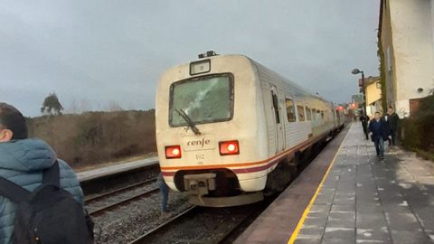 Tren de A Coru�a a Lugo para en Baamonde con la luna rota