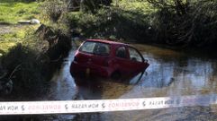 El veh�culo en el que iba la v�ctima cay� en la charca que forma el Rego do Fontao junto a la carretera de A Barrela a Vilamar�n
