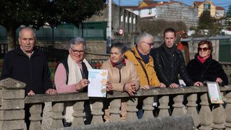 Miembros de la asociaci�n vecinal de Trabanca Badi�a muestran la misiva en el parque infantil del barrio, centro de varias de sus reclamas.