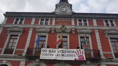 El Ayuntamiento de Aller cuelga una pancarta en contra de la violencia de g�nero