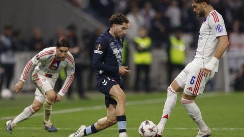 Javi Rueda pugna por el bal�n con Tanner Tessmann