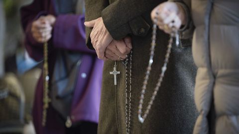 Rezo del rosario en el patio del Santuario de las Apariciones de Pontevedra