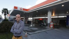 Alberto Garc�a es el gerente de la �nica estaci�n de servicio de Burela, la Vista Alegre, que cumple medio siglo de vida. 