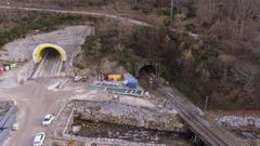 El nuevo t�nel de alta velocidad cuando estaba en obras y, a la derecha, el viejo subterr�neo del Padornelo