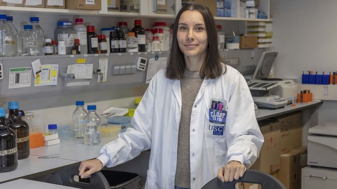Luc�a Mosquera, investigadora en diabetes tipo 1, en el laboratorio del CiMUS en el que trabaja. 