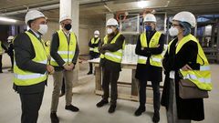 Julio Garca Comesaa y Alfonso Rueda, ayer, en la visita a la Ciudad de la Justicia, que ocupa el edificio del viejo Hospital Xeral. El conselleiro de Sanidade anunci la licitacin por 12,8 millones de euros de la obra para convertir el actual edificio de la Audiencia en el centro integral de salud Olimpia Valencia.