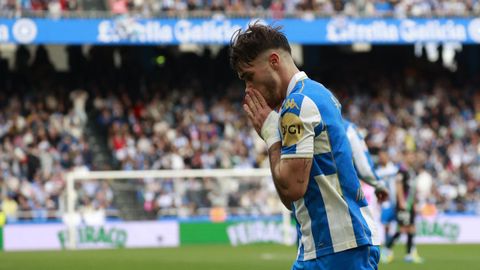 Adri� Altimira, durante el partido entre el Deportivo y el M�laga en Abanca Riazor