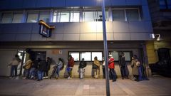 Un grupo de personas inmigrantes hacen cola delante de la comisar�a de la Polic�a Nacional de Pontevedra para tramitar cuestiones relacionadas con los papeles