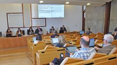 Sesi&oacute;n na sala de xuntas&nbsp;do edificio Ernestina Otero.