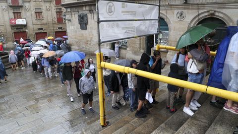 Las colas para acceder a la catedral de Santiago conviven con los andamios instalados con motivo de las obras en la Torre del Reloj