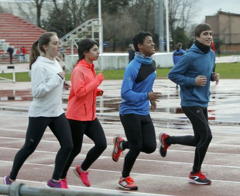 Los atletas pudieron entrenar de nuevo ayer tras la reapertura de las pistas de Bala�dos. 