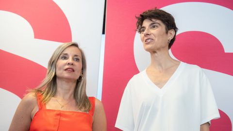 La portavoz de Sumar en el Congreso, Ver�nica Mart�nez (izquierda), y la secretaria de Estado de Derechos Sociales, Mar�a Rosa Mart�nez (derecha),  antes del inicio de la Asamblea anual del Movimiento Sumar.