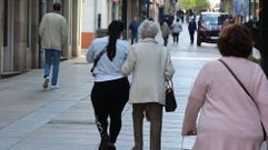 Personas paseando por la calle Real de Ferrol.