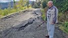 Leopoldo Nogueira, vecino de San Vicente, muestra la grieta abierta en el ltimo hundimiento del vial de acceso al pueblo