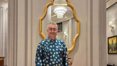 Con el atuendo t�pico vietnamita