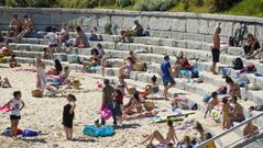 Las playas de Riazor, Orz�n, Matadero y San Amaro se han llenado de gente en el primer d�a de la fase 2 de la desescalada, con el ba�o ya permitido