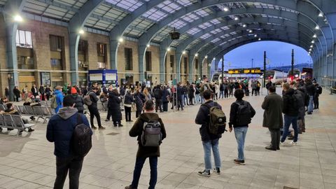 Pasajeros a la espera en la estacin de San Cristbal