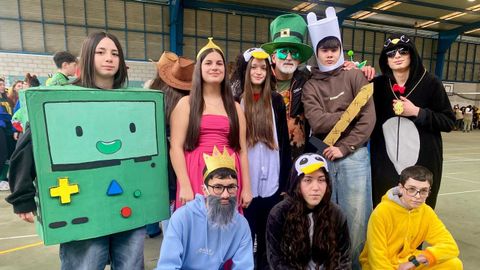 Outro conxunto de disfraces exhibidos no desfile de entroido