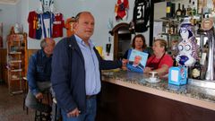 Carlos V�zquez, alcalde desde hace 16 a�os, hace campa�a en un bar de Vilarmaior. C�sar Delgado