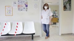 La m�dica Mar�a Jes�s L�pez P�rez en la puerta de su consulta de Neda