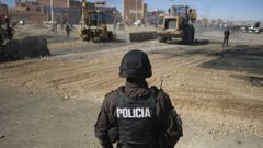 Un polic�a en Bolivia vigilando tras decretarse el estado de excepci�n