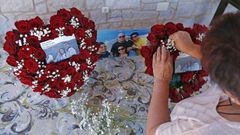 La madre de Sara, en el aniversario de la muerte de su hija y Abraham, prepara centros de flores para recordarlos