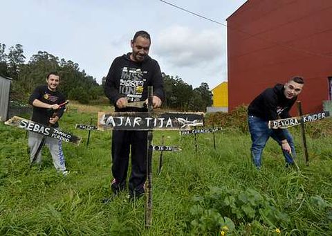 Los responsables del Bar Saloon prepararon un cementerio personalizado para sus clientes habituales.