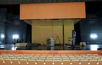 <span lang= es-es >La concha del auditorio Mar de Vigo</span>. La estructura de Vigo es m�s peque�a que la que se prev� colocar en Nar�n, pero permite apreciar el material de los paneles de madera tratada ac�sticamente y su disposici�n desmontable en el escenario. 