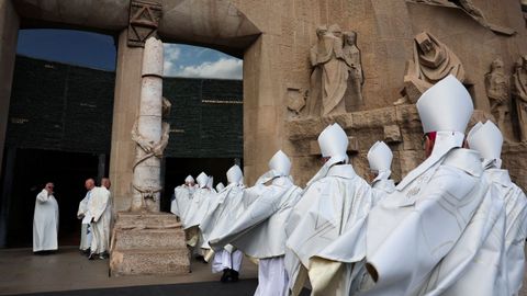 Sacerdotes entrando en la Sagrada Familia.