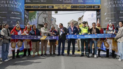 Los representantes institucionales acompa�adas de las pantallas de Xinzo en la inauguraci�n de la etapa de O Gran Cami�o