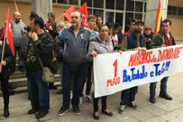 <span lang= es-es >MARCHAS DA DIGNIDADE</span>. Miembros de este colectivo se concentraron en la plaza del Concello ribeirense en protesta por la precariedad laboral y por las desigualdades sociales. 