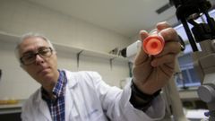 Jacinto S�nchez, responsable del banco de tejidos del Chuac, mostrando una c�rnea. 