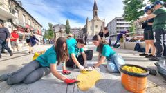 Confecci�n de alfombras florales para el Corpus de Ponteareas