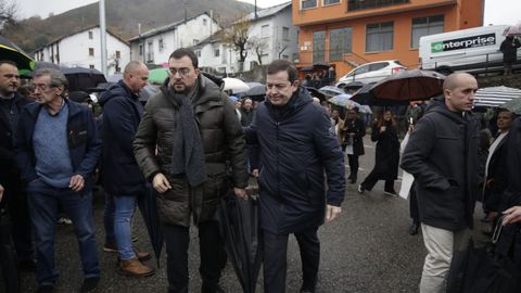 El presidente del Principado de Asturias, Adri�n Barb�n (i), y el presidente de la Junta de Castilla y Le�n, Alfonso Fern�ndez Ma�ueco (d), asisten al funeral por el minero Anilson Soares de Brito